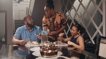 Elle bosse comme bonne pour payer les factures de sa mère mais son riche boss est tombé amoureux d’elle